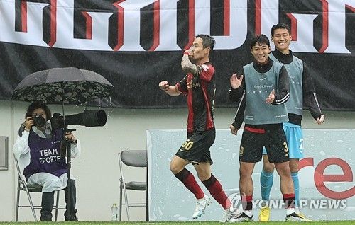 기뻐하는 FC서울 박동진