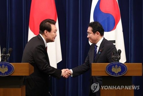 지난 3월 공동 기자회견 마치고 악수하는 한일 정상