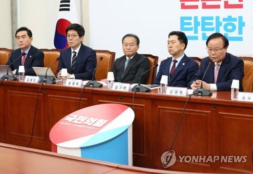 한 달여 만에 최고위 참석한 김재원 최고위원