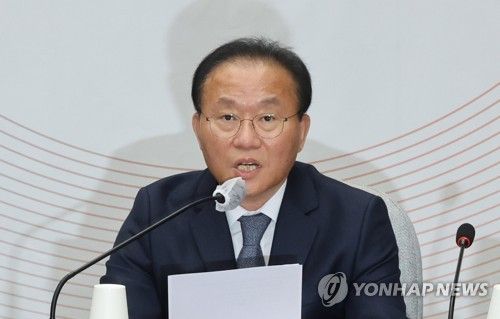 원내대책회에서 발언하는 윤재옥 원내대표