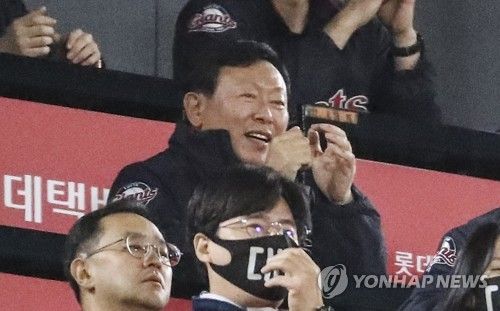 이대호 은퇴 경기 찾은 신동빈 구단주