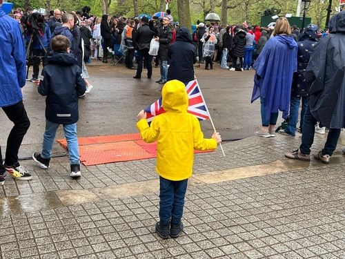 영국 버킹엄궁 앞 찰스 3세 국왕 대관식 축하 인파