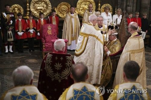 찰스 3세 국왕 머리에 왕관을 씌워주는 캔터베리 대주교