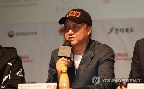 발언하는 민성욱 전주국제영화제 집행위원장