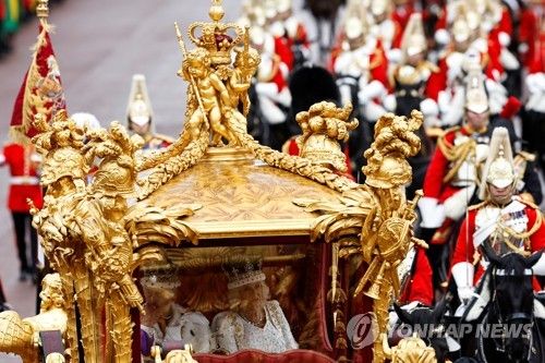 황금마차 탄 찰스3세 부부