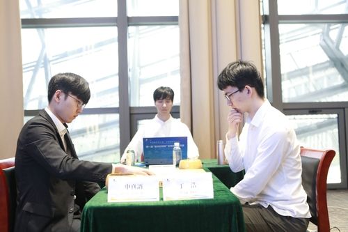 딩하오 9단과 대국을 벌이는 신진서 9단(왼쪽)