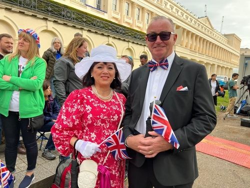 영국 찰스 3세 대관식을 축하하러 온 필리스·스티븐씨 부부