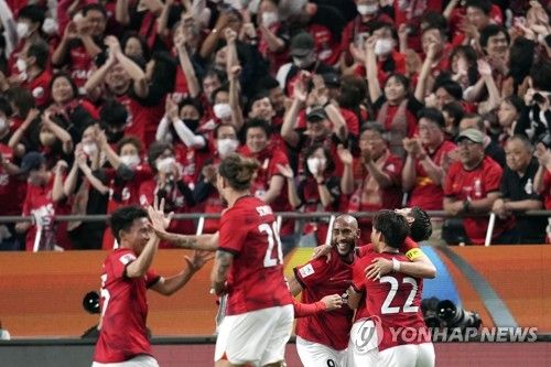 기뻐하는 우라와 선수들