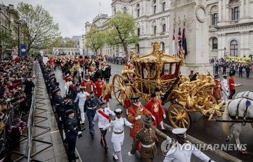 버킹엄궁으로 향하는 황금마차