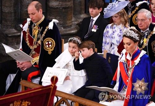 대관식 참석한 샬럿 공주와 루이 왕자