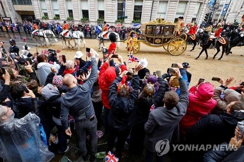 '왕의 행렬' 지켜보는 시민들