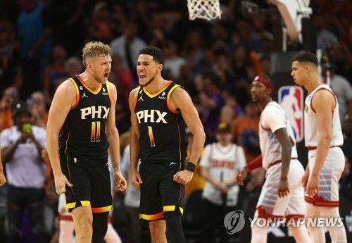 데빈 부커(가운데)