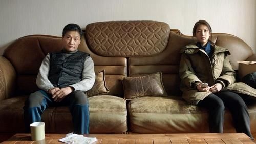 진아(오른쪽)는 어릴 적 가족을 버린 아버지와 거의 말을 하지 않는다.
