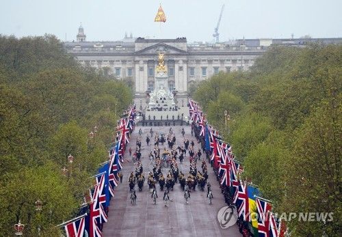 대관식 장소로 이동하는 찰스3세 행렬