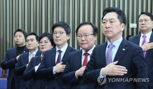 국기에 경례하는 국민의힘 지도부