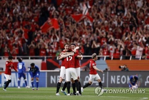 기뻐하는 우라와 선수들