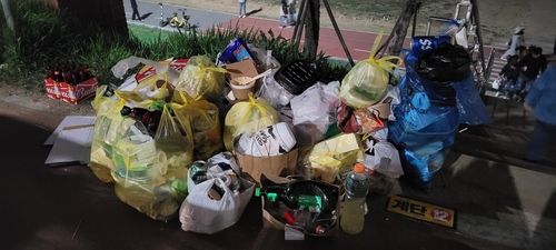 지난달 청주 푸드트럭 축제에서 발생한 쓰레기.