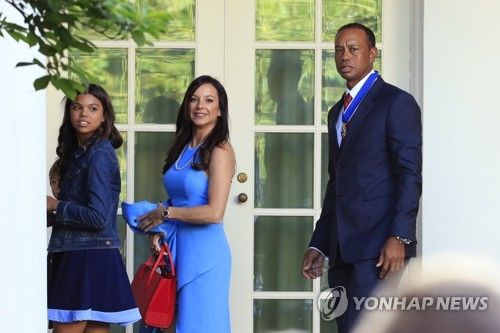 왼쪽부터 우즈의 딸, 허먼, 우즈. 
