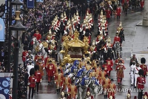 찰스3세 태운 황금마차