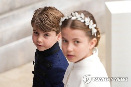 대관식 참석한 샬럿 공주와 루이 왕자