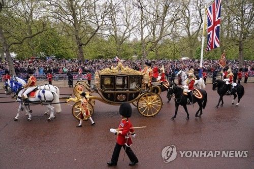 '왕의 행렬' 지켜 보는 시민들