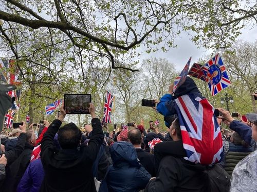 영국 찰스 3세 행렬 환영하는 사람들