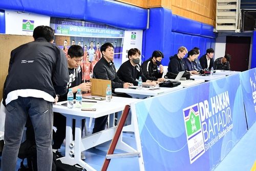 선수 기량을 면밀하게 점검 중인 V리그 남자부 감독들