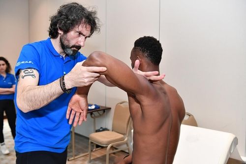 세심하게 선수 몸 상태를 점검하는 메디컬 테스트