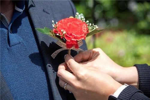 100세를 맞이한 어르신께 카네이션을 달아드리는 모습