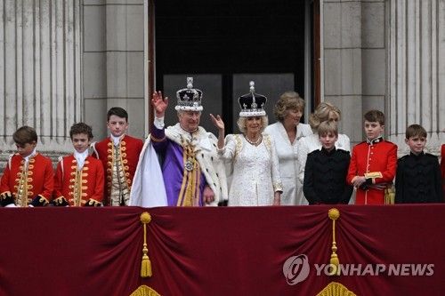 발코니에서 인사하는 찰스 3세 부부와 왕실 가족들
