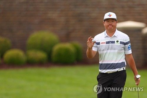 최종 라운드 7번 홀 그린에서 인사하는 임성재