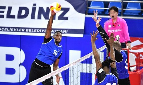 트라이아웃에서 강하게 공격하는 요스바니 에르난데스(왼쪽)