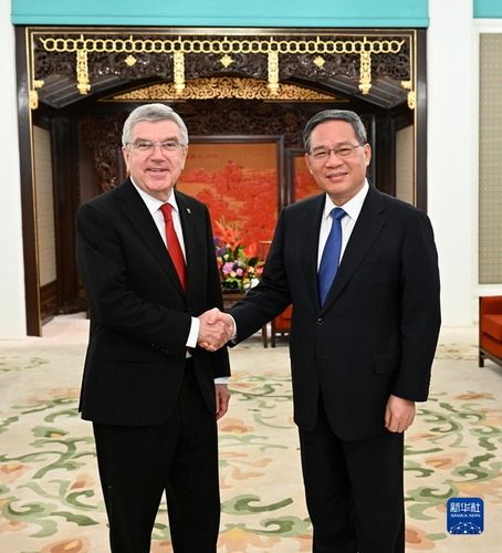 리창 중국 총리(오른쪽)와 바흐 IOC 위원장