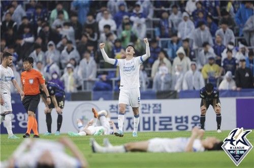 11라운드에서 시즌 첫 승 올린 수원 선수들