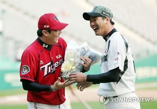 2015년 통산 1천 탈삼진을 달성한 김광현(오른쪽)을 축하해주는 양현종