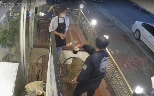 커피잔 던지는 중년 남성