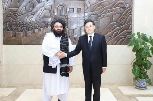 악수하는 친강 중국 외교부장과 무타키 아프간 외무장관 대행
