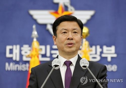 브리핑하는 전하규 국방부 대변인