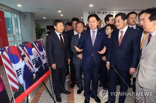 윤석열 정부 출범 1주년 사진전 관람하는 국민의힘 지도부