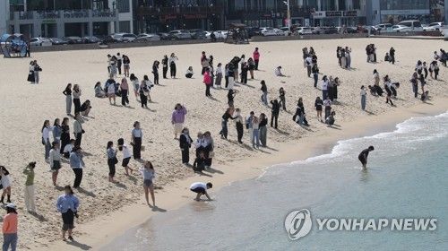 벌써 여름…강릉 안목해변 찾은 수학여행단