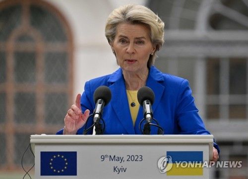 기자회견 중인 우르줄라 폰데어라이엔 EU 집행위원장