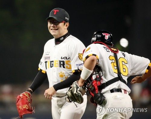 기뻐하는 양현종ㆍ한승택 배터리