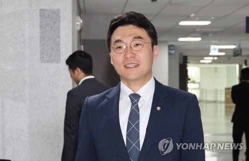 의원회관 의원실로 향하는 김남국 의원