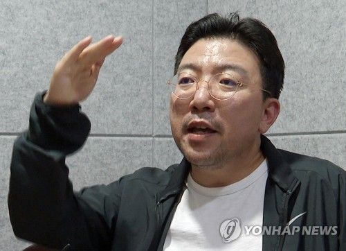 인터뷰하는 라덕연 대표