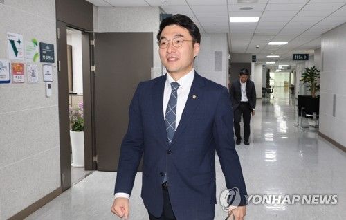 의원회관 의원실로 향하는 김남국 의원