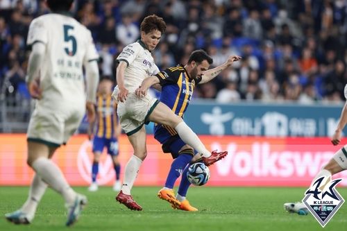 볼 다투는 강원 한국영과 울산 바코