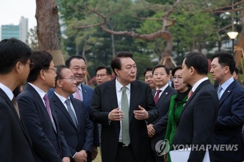 여당 원내 지도부와 만찬 갖는 윤석열 대통령