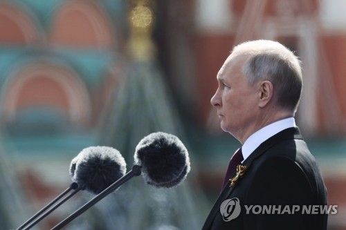 열병식서 연설하는 푸틴