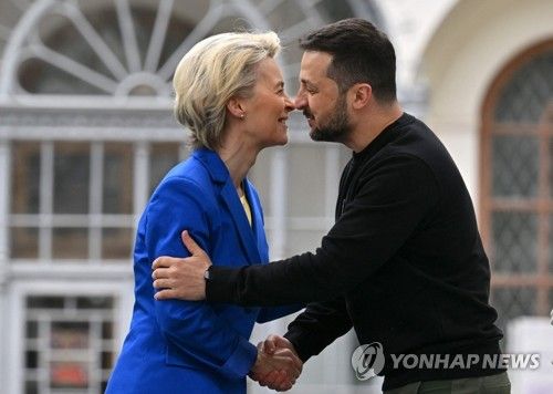 '유럽의 날' 포옹하는 우크라 대통령과 EU 집행위원장