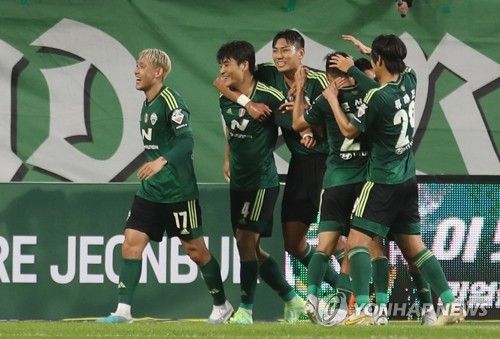 쇄기골 넣은 전북 박진섭